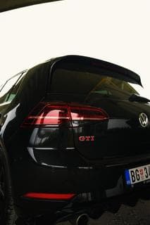 Golf 7.5 GTI Zatamnjena LED optika & krovni spojler — 77 Automobili